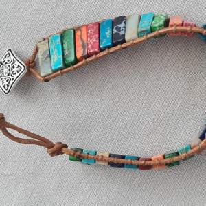 Multifärgat armband med läder och stenar och fin knapp boho styl.