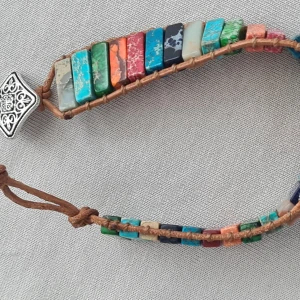 Sommar armband  - Multifärgat armband med läder och stenar och fin knapp boho styl.