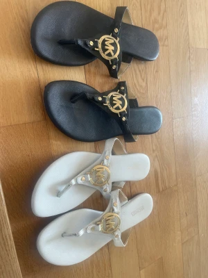 Sandaler - Michael Kors flipflops, svarta storlek 38, vita storlek 37, 150 kr styck   &Other Stories storlek 38, 300 kr   Tiger, storlek 37, 200 kr