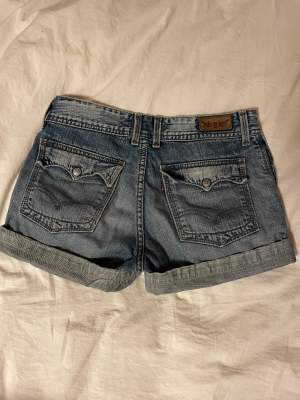 Säljer levisshorts med snygga bakfickor! Köpta second hand, men jag har aldrig använt de, fint skick🫶🏻