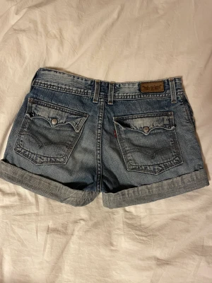 Levis shorts - Säljer levisshorts med snygga bakfickor! Köpta second hand, men jag har aldrig använt de, fint skick🫶🏻
