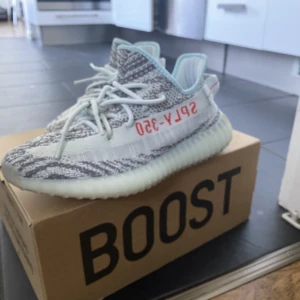 Yeezy Boost 350 - Yeezy 350 Blue tint strl 41,1/3  Äkta, oanvända DS  Har allt oge, box i gott skick , fler bilder kan skickas om så önskas Buda från 2700 pris kan diskuteras 