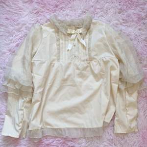 Fin blus som aldrig blivit använd. Kan användas till flertal Japanska stilar så som lolita, otome mm