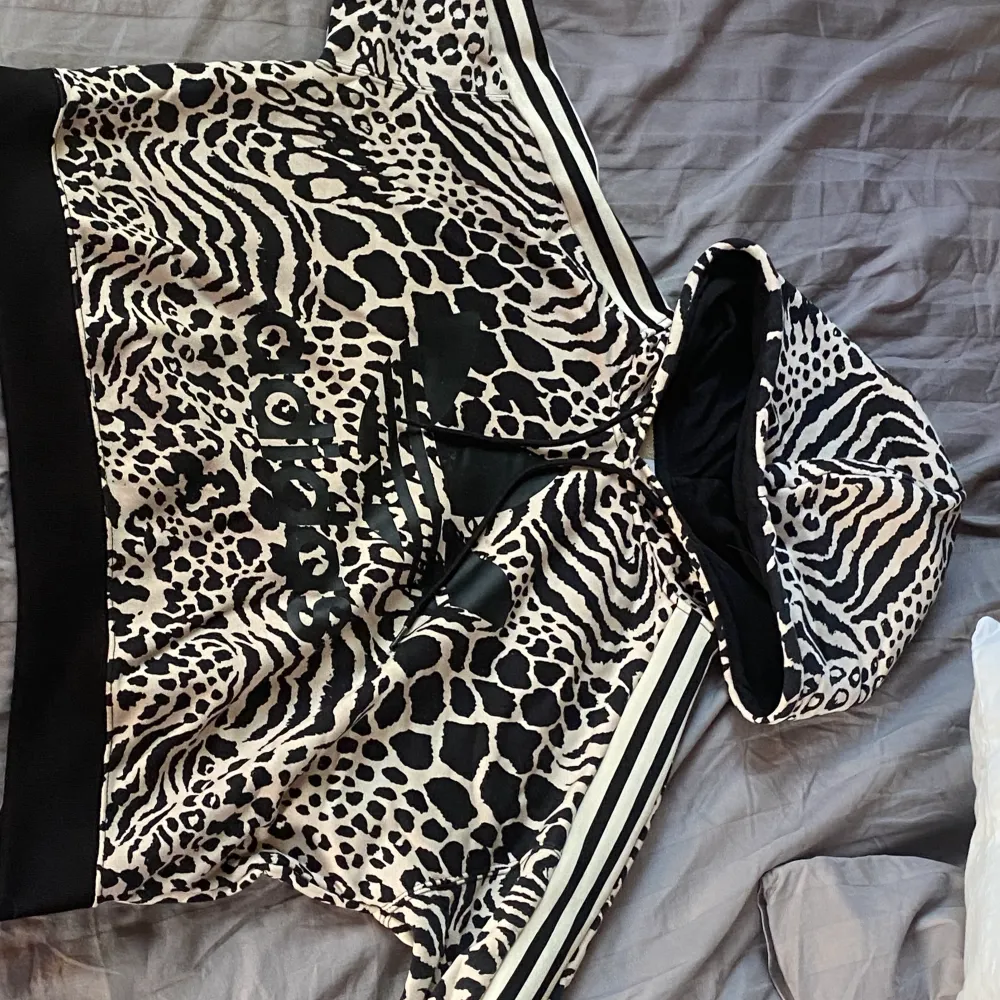 Adidas hoodie med leopardmönster. Hoodies.