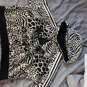 Adidas hoodie med leopardmönster