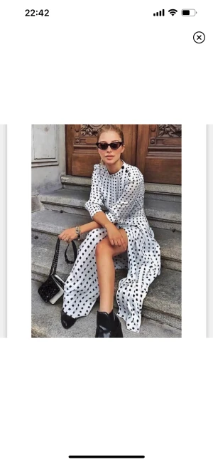 Långklänning  - Klänning med slits från Massimo Dutti, helt ny med tags kvar, aldrig kommit till användning. Storlek 34. Bild 1 & 2 är lånade från Google. Bystmått ca 86 cm, längd ca 127 cm