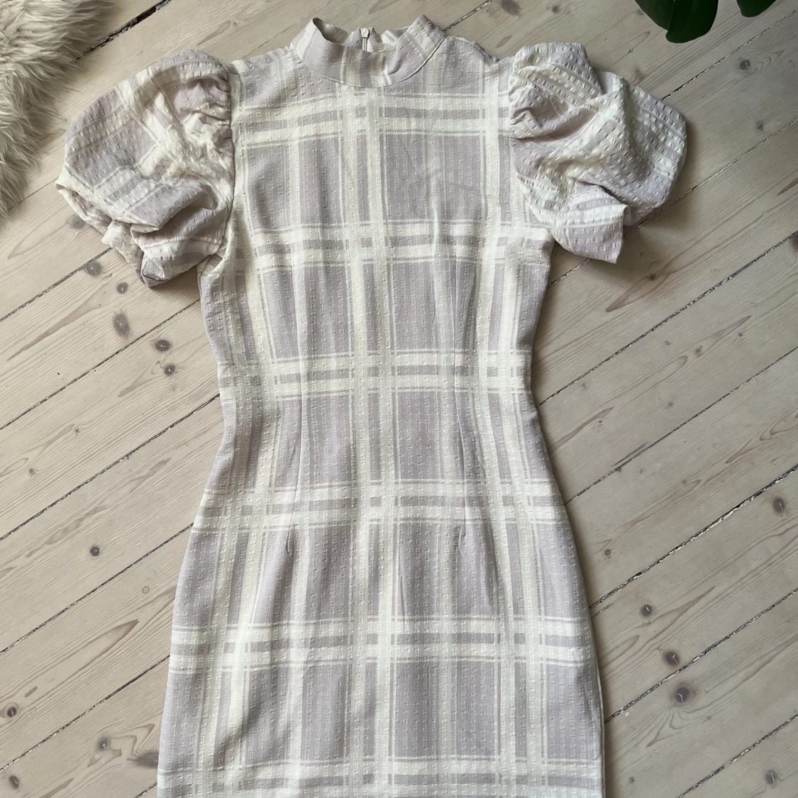 Miniklänning med puffärmar