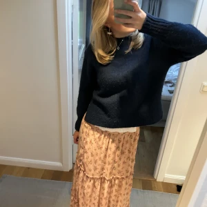 Mörkblå stickad tröja - Supersnygg och jätteskön tröja. Inte alls stickig. Lite nopprig men går att fixa! 🩷🩷