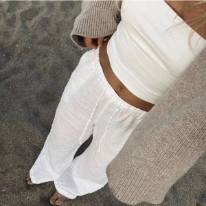 Linnebyxor  - Superfina linnebyxor perfekta nu i sommar. Köpta här på plick men var tyvärr lite för stora. Bilderna är lånade från förra säljaren. Köp direkt för 400kr