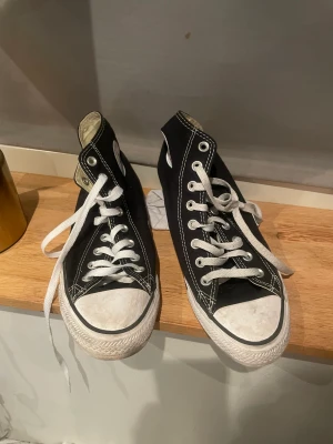Svarta converse  - Säljer mina svarta converse i storlek 41. Köptes för 800 men säljer för 350. kan gå med på att sänka priset också. 