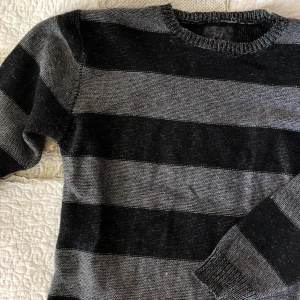 Randig sweatshirt  - Randig stickad sweatshirt. 2:a bilden är baksida. Små hål i armhålorna(kan lätt lagas)