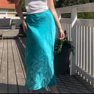 Långkjol hm - Såå fin kjol från hm i fint material😍toppen skick, fraktar endast💕 stl 36 kan passa stl 38 oxå 