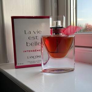 Parfym La Vie Est Belle Intensément från Lâncome, 30 ml. Köpte den för ungefär 8 månader sen på kicks för 799 kr. Har bara testat den 1 gång när jag precis hade köpt den, sen har den legat i sin förpackning sen dess :)