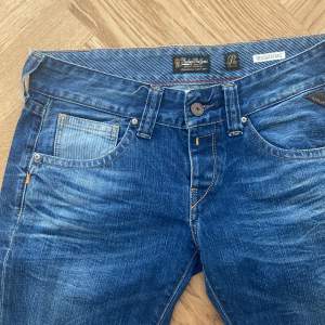 Assnygga lågmidjade Replay jeans i bra skick!! Färgen syns bäst på första bilden💓💓passa på nu när det är fri frakt på dessa!!