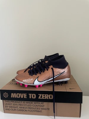 Fotbollskor  - Ett par fotbollsskor från Nike(Zoom superfly 9 academy AG). Säljer dessa då de är alldeles för små för mig. Har använt dessa 2-3 gånger men man märker knappt av det då dobbara är relativt fräscha. Box medföljer och köparen står för frakten