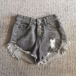 Svarta jeansshort - jeansshort som kan passa till allting och är helt ny. Har använt max 4 gånger. Mått för det är 32cm i midja och 30 i längden. Kan både ta på sig för kvinna och barn.