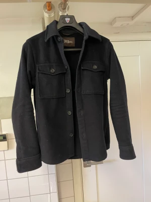 Oscar jacobsson overshirt - En ”tjockare” overshirt från oscar jacobsson i sparsamt skick