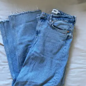 Ett par blåa vida jeans från lager 157, de är i storlek S men skulle mer säga passar Xs, kan tyvärr inte ta bild på då jag ej får på mig dessa. Tror nästan de nt varit använda så skicket är 10/10 , de är även lite spretade där nere vilket de var innan! 
