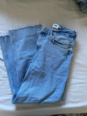 Jeans  - Ett par blåa vida jeans från lager 157, de är i storlek S men skulle mer säga passar Xs, kan tyvärr inte ta bild på då jag ej får på mig dessa. Tror nästan de nt varit använda så skicket är 10/10 , de är även lite spretade där nere vilket de var innan! 