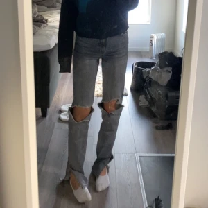 Jeans med slits - säljer dessa fina jeans från zara då de är för stora för mig. Något slitna längst ned då de varit lite långa på mig men annars i bra skick 💕