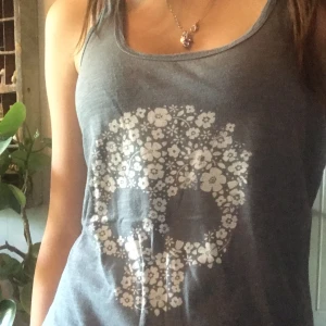 Linne  - Ett linne med en dödskalle på och en cool rygg. Det är ganska tunnt o säljer för att den inte kommer till användning.