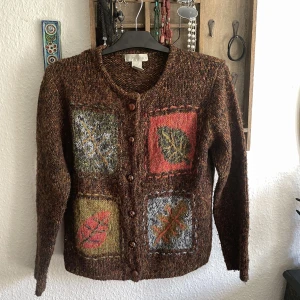 Brun kofta - Jättegullig och mysig kofta med fint motiv på! Köpt secondhand och är i fint skick! Passar både S och M. Pris kan diskuteras 