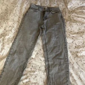 Grå jeans - Högmidjande,grå,inte utsvängda på smalbenen 