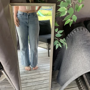Blåa jeans - Säljer mina blåa jeans från monki för 300kr, det går även bra att buda! Knappt använda och i väldigt bra kvalité!💕💕