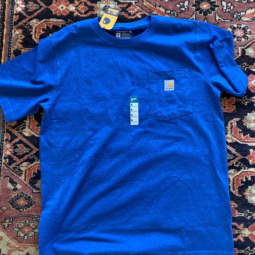Ny carhartt t-shirt i en fin blå färg. 10/10 skick. Meddela mig om priset 😃. T-shirts.
