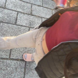 Juicy byxor - Beige juice byxor utan skador🩷 vill gärna ha de sålda idag pris går att diskutera, storlek xxs och köpta på deras egna hemsida ❤️