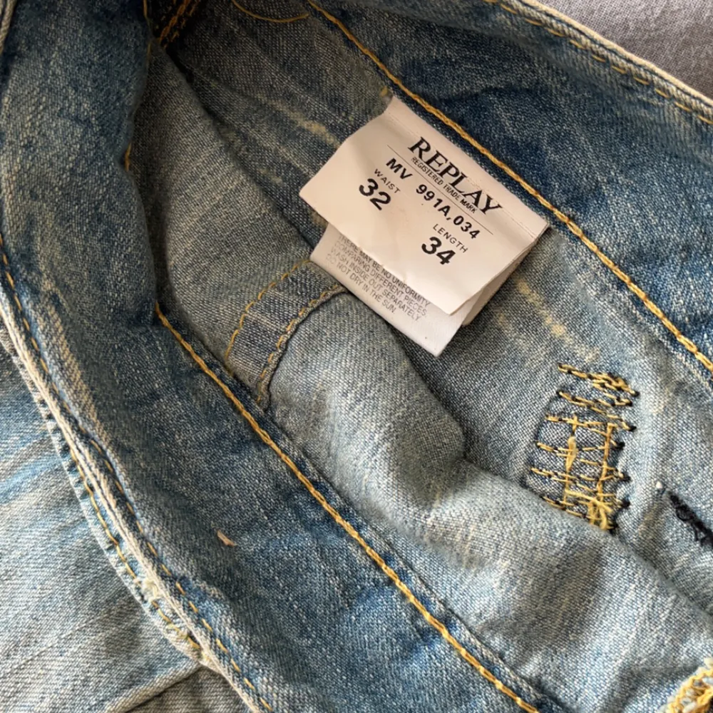 Fina Replay jeans, köppt på Sellpy. Säljs pga förstora och därför onte kommer till användning💕De är lite av klippta men passar mig i längden som är 166cm🌺. Jeans & Byxor.