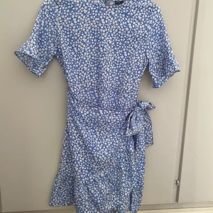 Klänning  - Säljer denna superfina sommarklänning köpt förra sommaren och är i nyskick. Den är superfin med små blommor och volang men knyt, från veromoda. Pris kan diskuteras! 