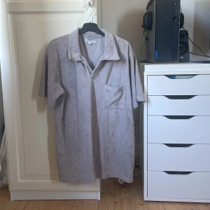 Frotté tröja - Grå frotté tröja köpare står för frakt! Storlek L skriv till mig om ni undrar om storlek eller andra frågor! 😊