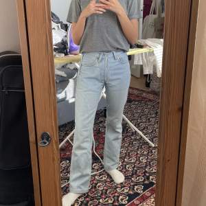 Ett par vintage Levi’s jeans i snygg rak modell, märkta som 26/34 men är mindre och passar midjemått 24.  De har nog blivit uppsydda och passar mig som är 160cm lång. Liten fläck på höger ben, se sista bilden, borde gå bort med fläckborttagning i tvätten.