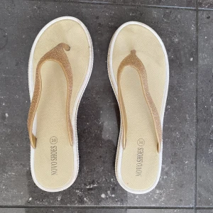 Flipflops  - Så himla fina flipflops köpta i spanien! Säljer då de är för smala för mina fötter. Skulle säga att de är små i storleken, kan skicka mått om så önskas😊