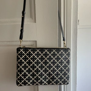 By Malene Birger - Ivy purse - Fin väska från by Malene Birger vid namn Ivy purse. Passar till alla tillfällen!😊 Endast använd ett fåtal gånger, så är i väldigt fint skick🤗💕 Nypris: 900:-  Köparen står för frakten😇