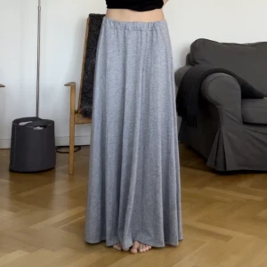 Ljusgrå långkjol maxikjol - Jättefin långkjol, den är jättemjuk och som ny! Midjemått: stretchig mellan 26-42 cm, Längd: 85 cm🌺GRATIS FRAKT I 14 DAGAR MED KÖP NU, HÖR AV DIG OM DU VILL KÖPA!