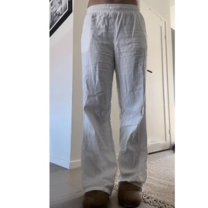 Vita linnebyxor - Ett par vita linnebyxor ifrån Lindex, sparsamt använda i storlek 170 men passar mig som brukar ha storlek xs/s. Köpare står för frakt och kontakta mig för fler bilder✨