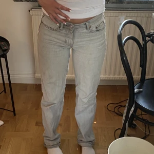 grå lågmidjade jeans - Superfina gråa jeans från gina 💘💘  