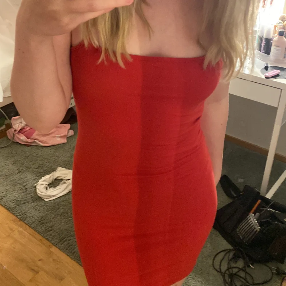 Säljer denna röda klänningen ifrån hm då den inte används pga färgen. Jag står ej för kostanden på frakten. . Klänningar.