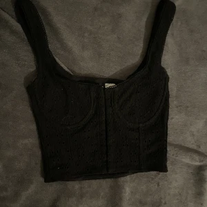 coolt svart linne  - linne från h&m med små hål och spänne där framme. är för liten för mig, och knappt använd! har en liten skada som säkert kan fixas, vill ni ha bild på det så fråga <3 