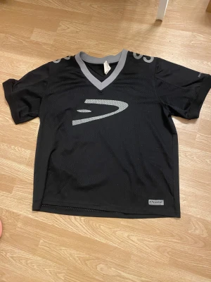 Jersey (Dcore)  - Storlek: M Säljer dessa pårgund av fel storlek ❤️