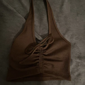 glittrigt brunt linne  - brunt linne med glitter från h&m, har bara används ca 2 ggr så är i nyskick. 