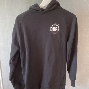 Dope hoodie - Snygg dope hoodie till dig som gillar skidor eller snowboard Tror den är inköpt för 600 kronor