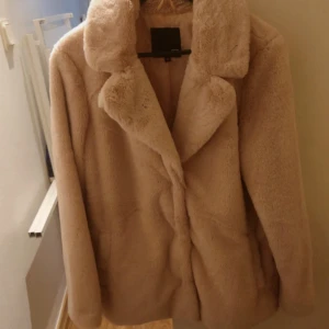 Rosa fuskpäls - Rosa fuskpäls Märke: Lager 157 Storlek: M Skick: Som ny använd endast en gång