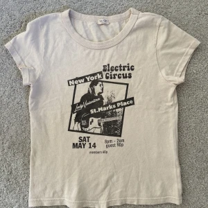 Brandy Melville t-shirt - As cool brandy Melville t-shirt! Jättefin med ett par jeans Elr shorts tex!💕 Passar XS/S