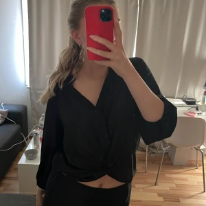 Topp - Croppad topp med trekvarts ärm och v-ringning