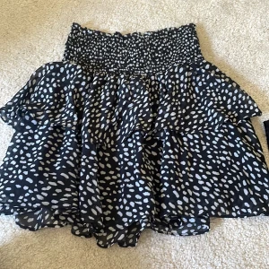 Svart prickig kjol - Säljer min prickiga kjol från Chelsea. Den är i bra skick och använd fåtal gånger.