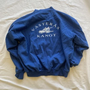 Vintege Tröja  - En såå fin och skön vintege tröja köpt i secondhandbutik. Tröjan är i bra skick💙Storlek Xl. Jag är 175 lång. Frakt ingår ej i pris 