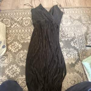 Jättefin svart långklänning från Gina tricot som är lite för lång för mig och därför säljer jag den 💗 ord pris=500kr
